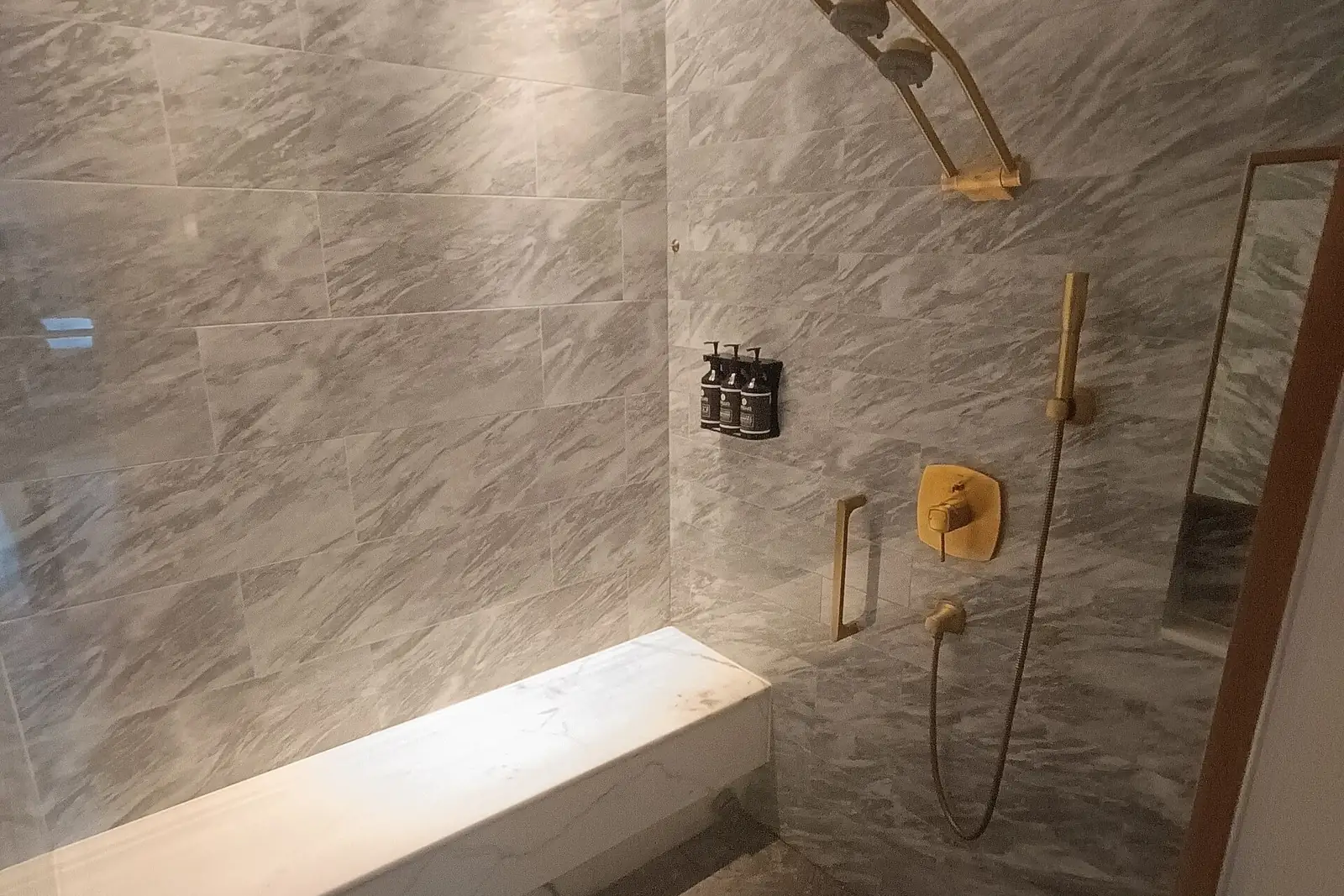 Bodengleiche Dusche mit Haltegriff: Eine barrierefreie Wohnung zu finden beginnt mit klaren Maßen
