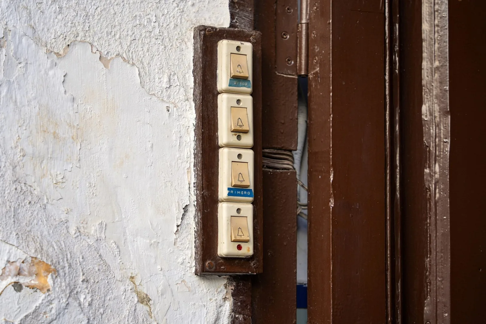 Feuchter Fleck in der Zimmerecke als Mangel, der bei der Wohnungsuebergabe ins Protokoll gehoert