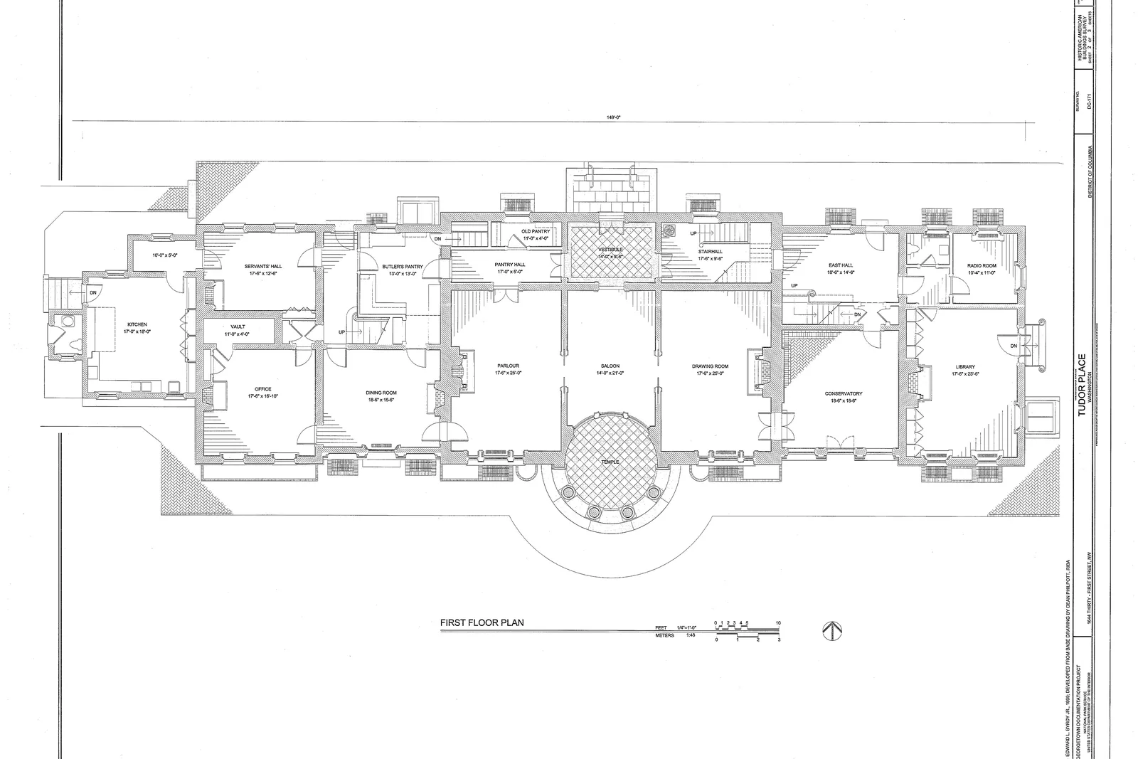 Grundriss auf dem Tisch: Der Plan ist die Gegenprobe, wenn du Inseratsbilder einer Wohnung prüfen willst