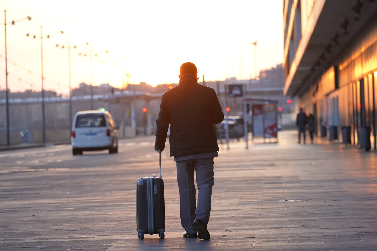 Koffer und Reisetasche im Flur: Eine Wohnung mieten ohne SCHUFA ist für Neuankömmlinge der Normalfall