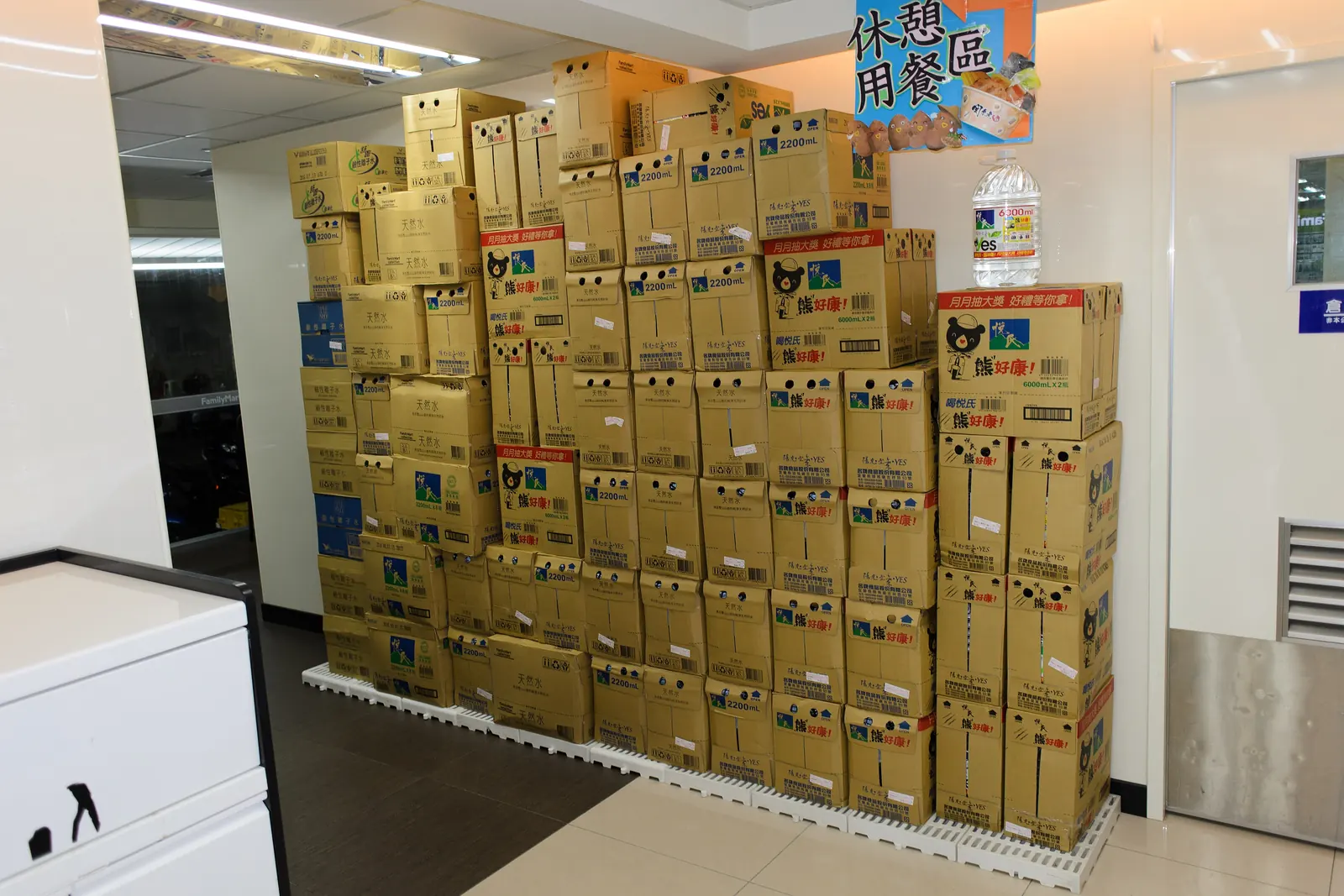 Umzugskartons in der leeren neuen Wohnung, in der das Internet noch nicht bestellt ist