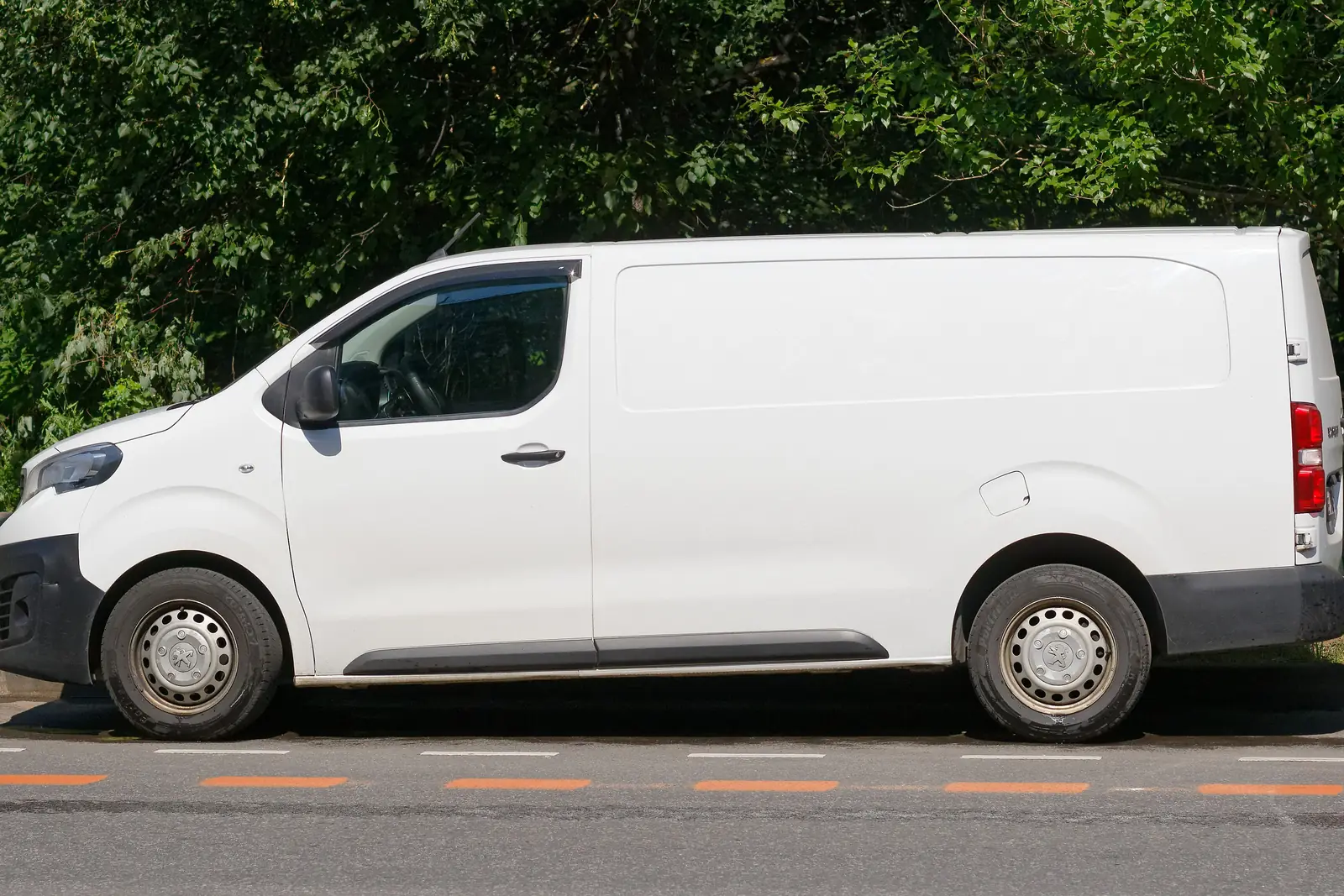 Transporter vor dem Haus: Eine Wohnung mieten in der Probezeit ist kein Ausschlusskriterium