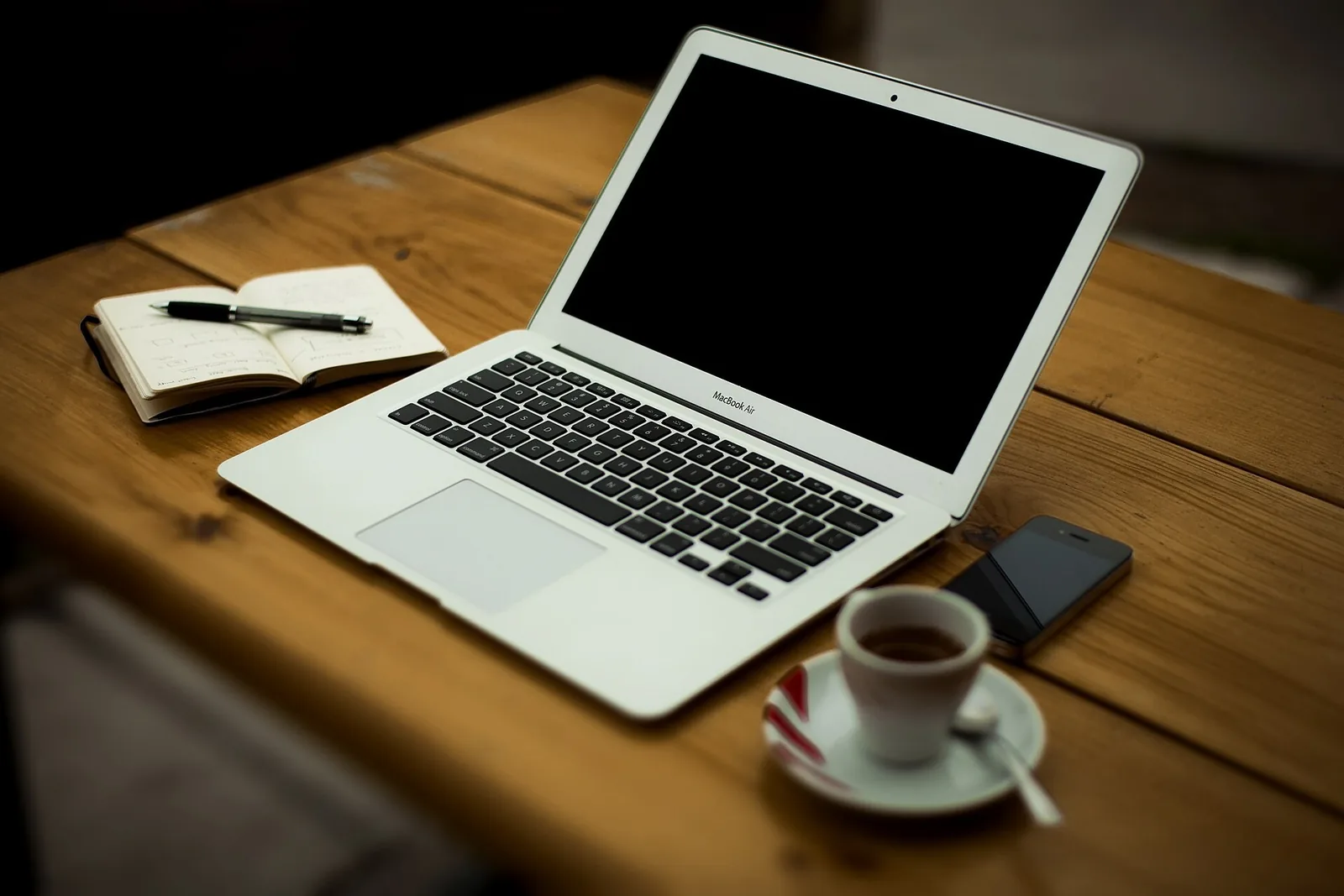 Laptop mit Wohnungsangeboten am Küchentisch während der Wohnungssuche