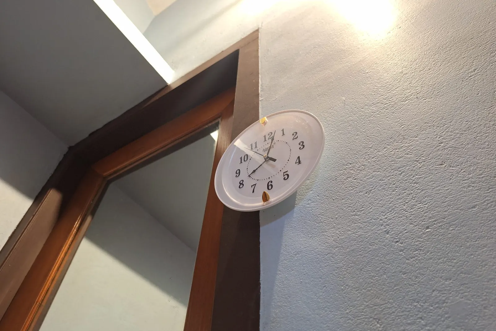 Wanduhr über Umzugskartons als Sinnbild für die Wartezeit beim Internetanschluss nach dem Umzug